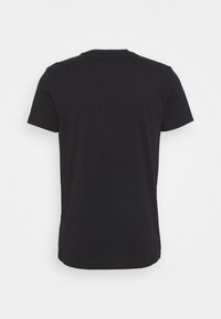 Černé bavlněné tričko s klasickým kulatým výstřihem, krátkými rukávy a hladkou strukturou. Na zadní straně nejsou viditelné vzory ani detaily.