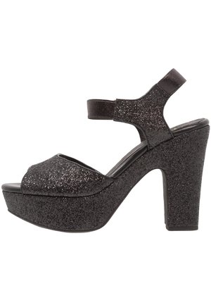 Zwarte glitter plateau-sandaal met dikke hoge hak, open neus en verstelbare enkelband.