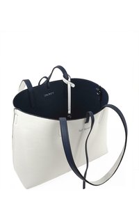 Bolso tote de cuero blanco con detalles en azul marino. Diseño de apertura superior, correas ajustables y una etiqueta interior. Textura suave y un interior espacioso.