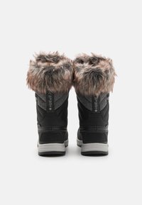 Une paire de bottes d'hiver noires avec une bordure en fausse fourrure grise et brune, semelles robustes et panneaux en tissu, montrée de dos sur un fond blanc.