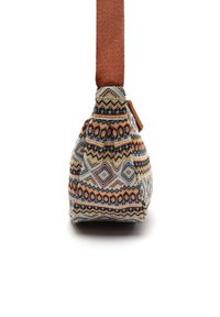 Borsa in tessuto con un esterno decorato da disegni geometrici in fili multicolori, completata da una tracolla in tessuto marrone.