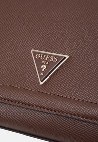 Guess NOELLE CONVERTIBLE - Rankinė per petį - brown