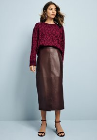 Next COSY CREW NECK TALL - Pulóver - red burgundy animal leopard