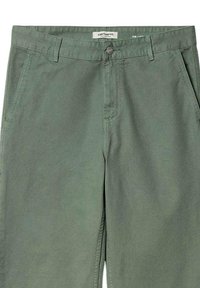Olivengrüne Baumwollhose mit Knopfverschluss, seitlichen Taschen und genähten Nähten. Glatte Textur, gerade Beinform.