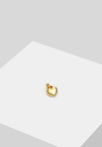 Goldener herzförmiger Anhänger mit polierter Oberfläche, kleiner Größe und einer Schlaufe zur Befestigung. Auf einem weißen Hintergrund präsentiert.