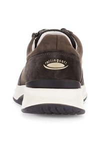 Dunkelbraune Wildleder-Sneaker mit gepolstertem Kragen, weißen Akzenten, schwarzer Gummisohle und geprägtem "rollingsoft"-Logo an der Ferse.