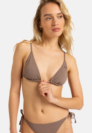 Bruin driehoekbikini met dunne bandjes, textuurstof, verstelbare strikjes aan de zijkanten, minimale branding en een klassieke snit.