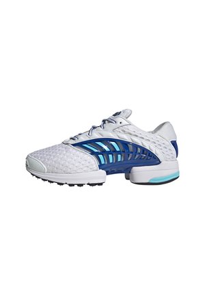 Chaussure de sport blanche avec un design en mesh bleu sur le côté, tige texturée et semelle segmentée pour une meilleure flexibilité et adhérence.