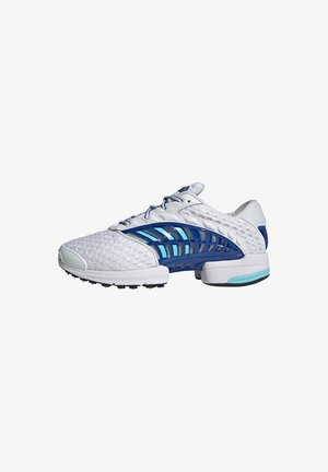 Chaussure de sport blanche avec un design en mesh bleu sur le côté, tige texturée et semelle segmentée pour une meilleure flexibilité et adhérence.