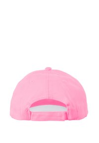 Gorra de béisbol de algodón rosa con corona redondeada, correa ajustable en la parte posterior y agujeros de ventilación cosidos. Visera plana con textura suave.