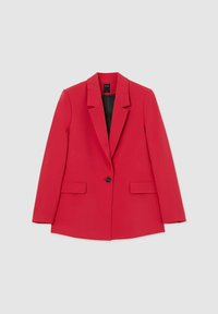 Blazer rosso a un bottone con rever a gola e due tasche frontali a pattina, esposto su uno sfondo grigio chiaro uniforme.