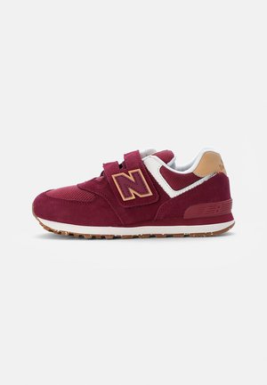 Scarpa sportiva bordeaux con tomaia in suede e mesh, chiusura con strap a velcro, dettagli in bianco e suola in gomma naturale. Caratteristico logo 'N' dorato.