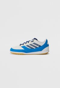 Zapatilla deportiva azul y blanca con materiales de malla y sintéticos, que presenta tres franjas diagonales, un collar acolchado y una suela de goma.