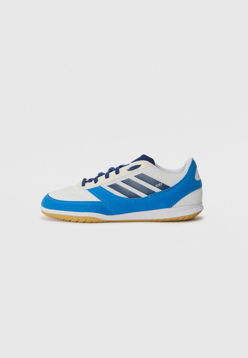 Zapatilla deportiva azul y blanca con materiales de malla y sintéticos, que presenta tres franjas diagonales, un collar acolchado y una suela de goma.