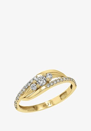 Anillo de oro con una banda ondulada, adornado con tres piedras parecidas a diamantes más grandes y más pequeñas, y una fila de piedras más pequeñas a lo largo de la banda.