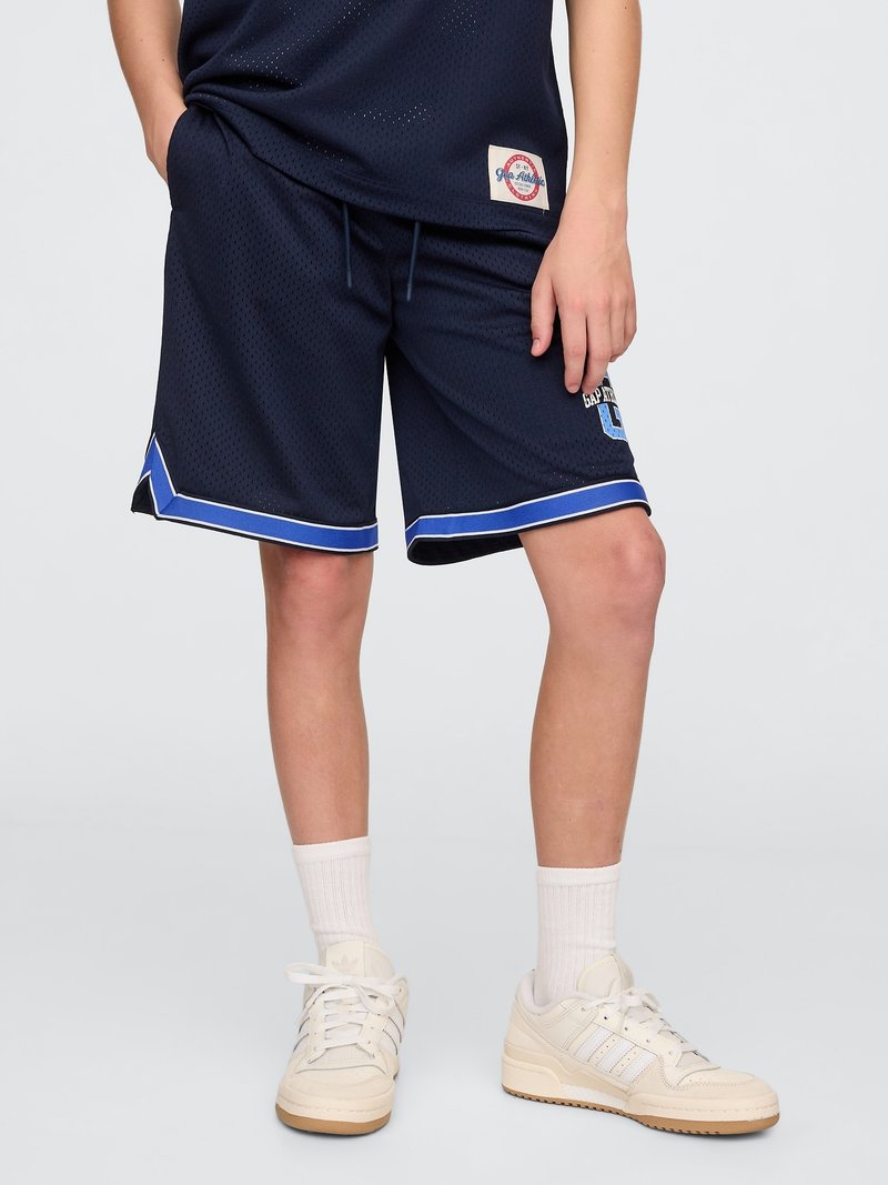 Pantalones cortos de baloncesto de color navy, fabricados con malla transpirable, con detalles en azul y un parche de logo en el dobladillo, y una cinturilla elástica para mayor comodidad.