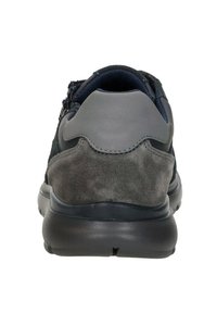 Zwarte en grijze sportieve schoen, met een textuur van suède en mesh bovenkant, een licht verhoogde hak en een duurzame rubberen buitenzool.