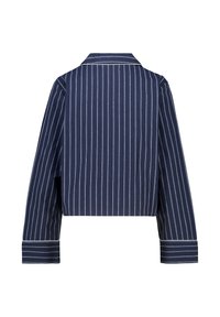 Chemise bleu marine courte avec des rayures verticales blanches, col classique et manches longues, avec une finition blanche le long des poignets.