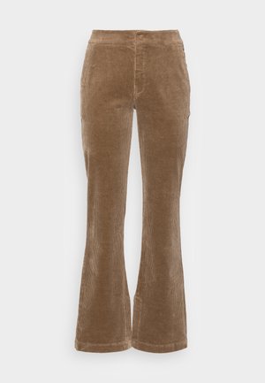 Bruine corduroy broek met iets uitlopende pijpen, voor- en zijzakken en een nauwsluitende taille, tegen een witte achtergrond.