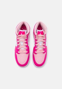 Korkeat tennarit, joissa on kiiltävä kirkkaan vaaleanpunainen ja pehmeä vaaleanpunainen muotoilu, verkkokankainen päällinen, rei'itetty varvasosa ja valkoiset yksityiskohdat nauhadetaleilla.