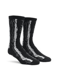 Calcetines deportivos negros con un diseño texturizado, franjas plateadas y un logotipo de la marca en un lado. El tejido de punto ofrece elasticidad y comodidad.
