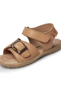 Brązowe skórzane sandały z regulowanym paskiem i metalową klamrą. Teksturowana wkładka, gumowa podeszwa z wzorami zapewniającymi przyczepność, otwarty nosek.