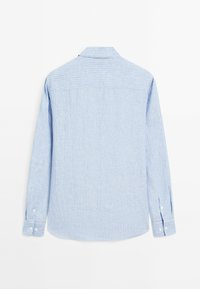 Camicia a maniche lunghe a righe celesti con colletto, yoke posteriore e polsini abbottonati. Il tessuto appare leggero con una texture liscia.