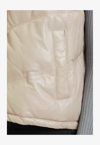 Unausgewählt, cream