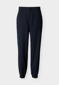 Σκούρο μπλε ναυτικού χρώματος παντελόνι σε στενή γραμμή με ελαστικές μανσέτες και θηλιές για ζώνη, απλωμένο επίπεδα σε λευκό φόντο.