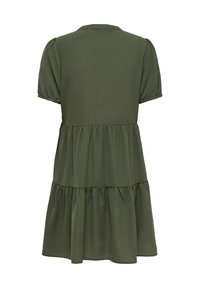Robe à manches courtes couleur olive avec col, design en couches et taille froncée. Fabriquée en tissu doux et lisse avec une finition mate.