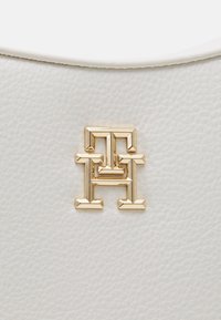 Tommy Hilfiger ESSENTIAL CROSSOVER CORP - Handtasche - ecru