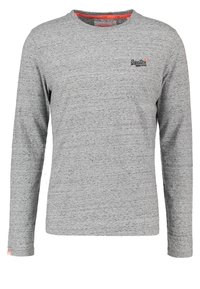 T-shirt grigio a maniche lunghe in un tessuto a maglia testurizzata, con un piccolo logo sul lato sinistro superiore del petto e dettagli a contrasto sul colletto.