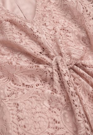 Blødt pink blonderstof med blomster mønstre, snoet knudedetalje og gennemsigtig tekstureret overflade på en glat foer nedenunder.