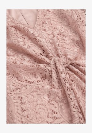 Blødt pink blonderstof med blomster mønstre, snoet knudedetalje og gennemsigtig tekstureret overflade på en glat foer nedenunder.