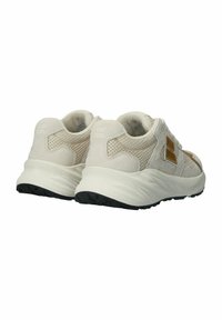 Graue Wildleder- und Mesh-Sportschuhe mit einer weißen Sohle und einer schwarzen Außensohle. Auffällige seitliche Akzente in Tan. Die Rückansicht zeigt Details zur Polsterung.