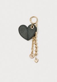 Portachiavi a forma di cuore nero realizzato in materiale testurizzato. Presenta accessori in tonalità oro e tre ciondoli attaccati: un emblema tondo e due piccoli cuori.