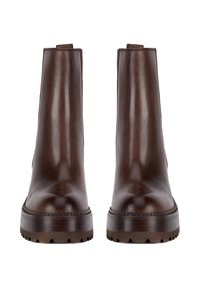 Botines de cuero marrón con acabado liso, suelas de goma ligeramente elevadas y costuras detalladas alrededor de la entresuela.