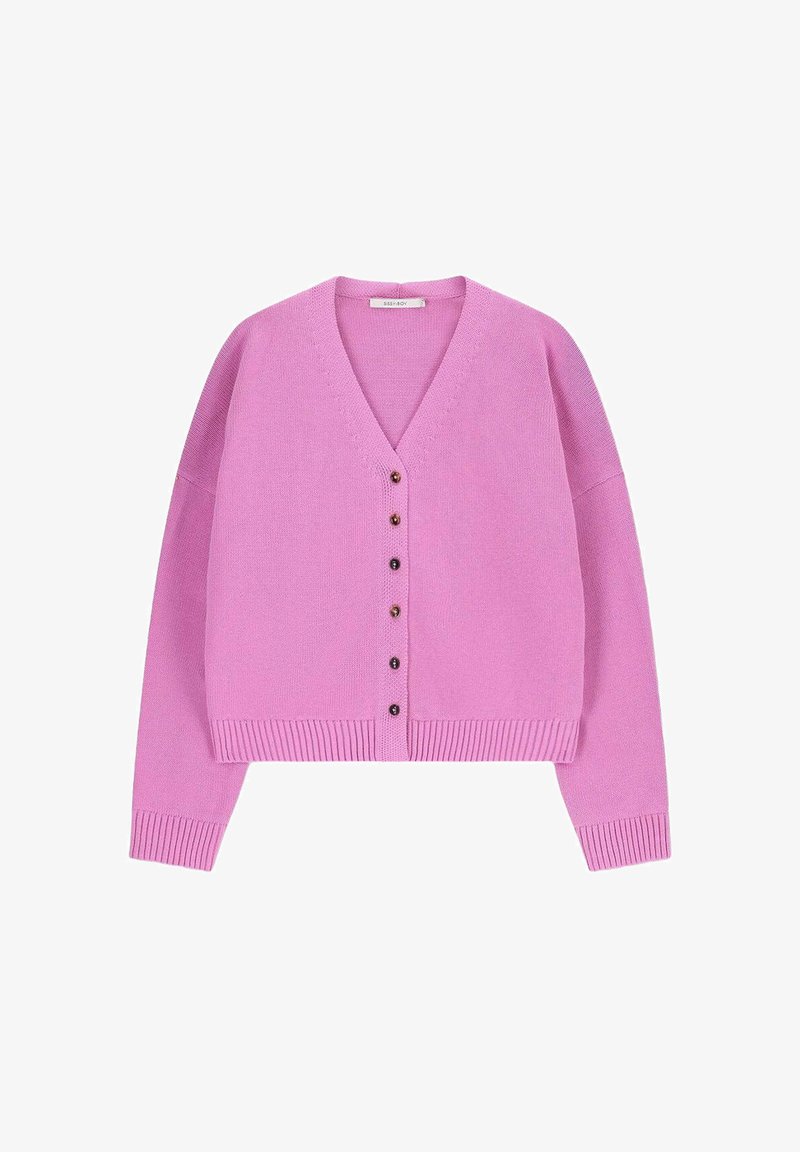 Roze gebreide cardigan met V-hals, lange mouwen en knoopsluiting. Beschikt over geribbelde manchetten en zoom, met contrasterende knopen aan de voorkant.