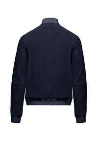 Giacca bomber marina con colletto e polsini a costine, caratterizzata da una texture liscia e un design minimalista. Cuciture visibili lungo le cuciture.