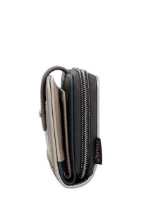 Billetera compacta con materiales en gris y crema, cierre con cremallera, múltiples ranuras para tarjetas y con textura trenzada en un lado.