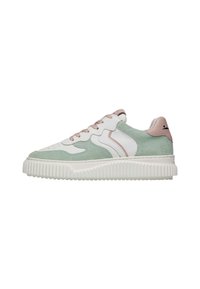 Sneaker con tomaia in pelle bianca, dettagli in suede verde, lacci rosa e suola in gomma bianca testurizzata. Logo laterale incluso.