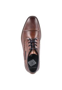 Chaussure habillée en cuir marron avec un bout rond, des détails cousus et des lacets noirs. Présente un ajustement large confortable et une texture lisse.