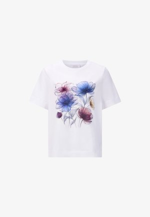 T-shirt bianco in cotone con un design floreale che presenta fiori blu e bordeaux, dettagli delicati e maniche corte.