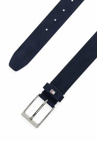Marine læderbælte med en glat tekstur, der har en sølvmetal spænde og en logoakcent nær spænde. Fem justerbare huller.