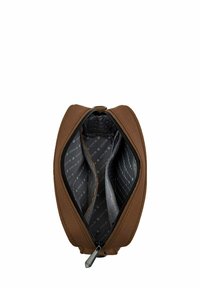 Braune Textiltasche mit einem Reißverschluss, die mehrere Fächer enthält. Innen mit einem grau-weißen punktierten Muster ausgekleidet. Glatte Textur.