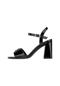Sandales à talons en cuir verni noir avec une large bride sur le devant, une sangle de cheville réglable, un talon carré et des embellissements décoratifs.