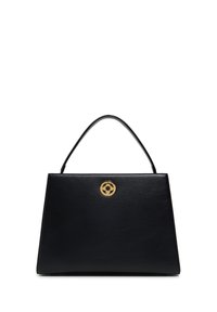 Sac à main en cuir noir avec une forme structurée, une fine poignée et un accent logo doré à l'avant, présentant une surface texturée.