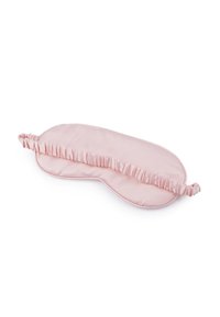 Mascherina da sonno in raso rosa con superficie liscia, forma arrotondata e fascia elastica arricciata per una calzata sicura. Design leggero per il massimo comfort durante l'uso.