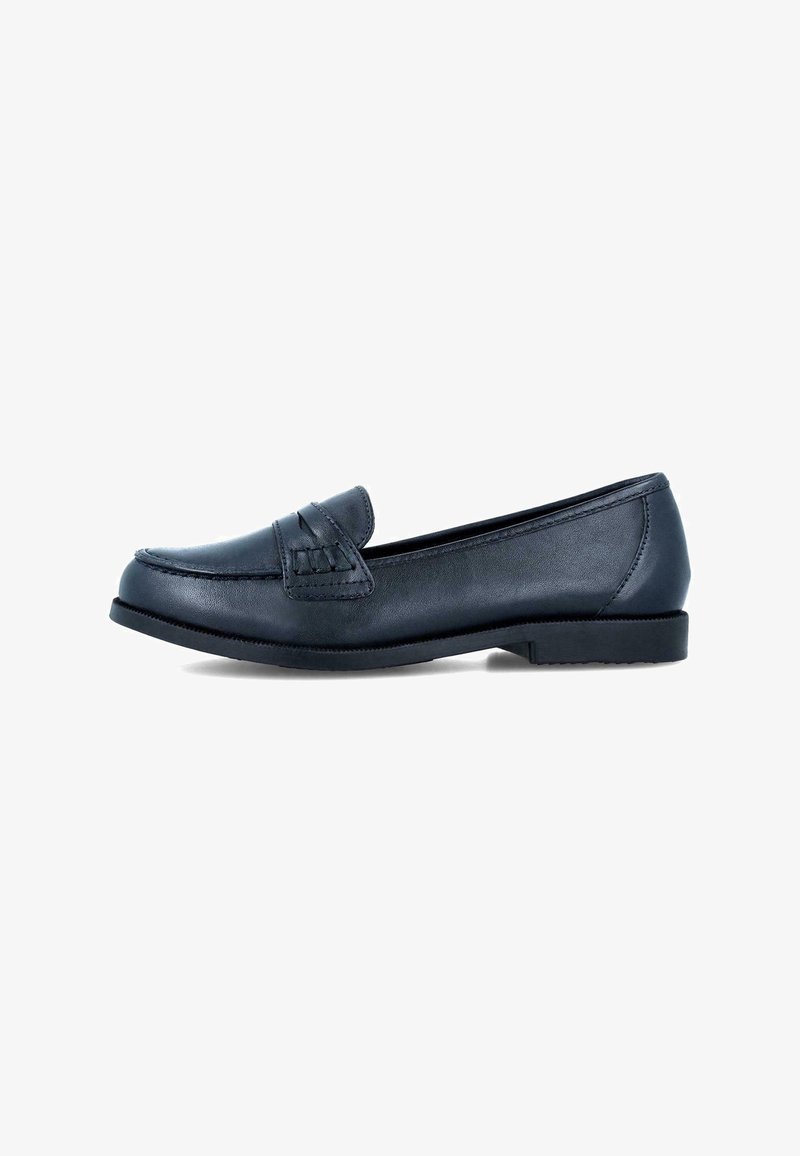 Mocassin en cuir noir avec talon bas, coutures moc toe et détail de bride sur le dessus, présenté en profil latéral sur fond blanc.