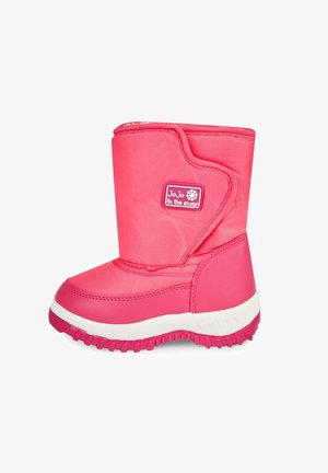 Bota aislante rosa con parte superior lisa, suela blanca, agarre texturizado y etiqueta con logo. El diseño presenta una puntera redondeada y un cuello acolchado.